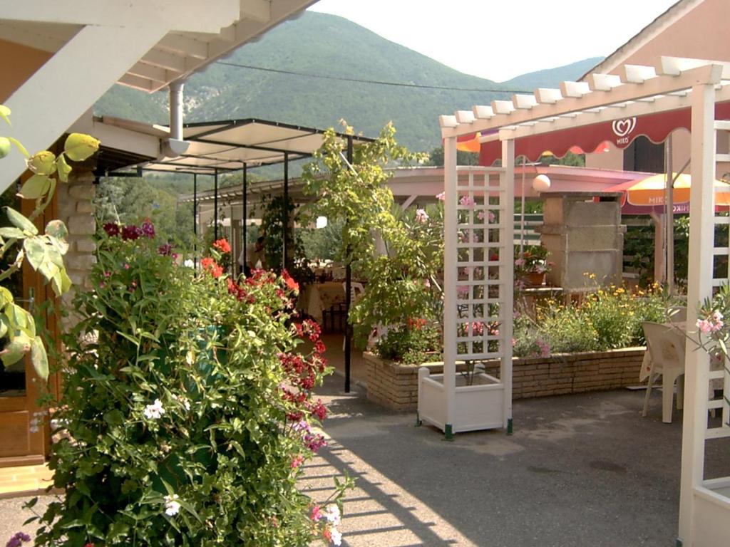 Logis Hotel Le Relais Du Serre Dieulefit Exterior foto
