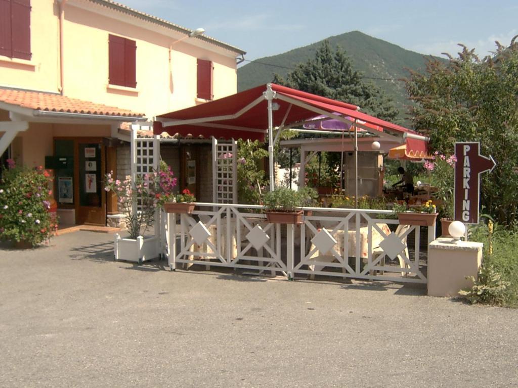 Logis Hotel Le Relais Du Serre Dieulefit Exterior foto